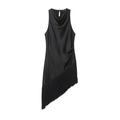 Elegante zwarte satijnen mouwloze top met lange asymmetrische franjes op witte achtergrond - XS / Zwart