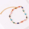 Dettaglio del bracciale placcato oro con ciondoli occhio malvagio in smalto colorato e chiusura - Bracciale Occhio del Diavolo Ovale