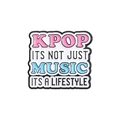 KPOP Emaille-Anstecknadel mit weißem Hintergrund und farbenfrohem Text-Lifestyle-Zitat - KPOP Es Ist Nicht Nur Musik