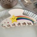 Beige acetate hair claw clip with yellow smiley star and rainbow pattern with rhinestones - Rainbow Star / Off White