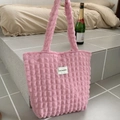 Detailaufnahme der rosa Puff-Stoff Tragetasche mit dem LOVE SOZAKKA Webetikett - Bubble Rosa