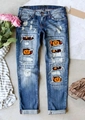 Detail von blauen Destroyed-Jeans mit aufgedruckten Halloween-Kürbis- und Totenkopf-Patches - S / Halloween-Kürbis-Aufnäher