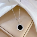 Dettaglio macro della collana in acciaio al titanio argento con pendente a numeri romani - Argento