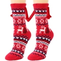 Dettaglio calzini natalizi in pile corallo rosso con renne bianche e motivi a cuore - Pattern 33 (Red Reindeer Bow)