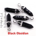Detailansicht von fünf hexagonalen Obsidian-Anhängern mit silbernen Metallverschlüssen - Obsidian
