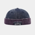 Dettaglio del berretto docker in denim con tesa viola vintage e toppa ricamata - Regolabile / Blu Navy/Viola Patchwork