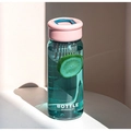 Dettaglio borraccia da 300ml in plastica con tappo rosa, cinturino blu e infusore - 650ml / Rosa