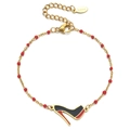 Détail du bracelet chaîne en acier doré avec perles rouges et breloque talon aiguille - Rouge