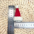 Dettaglio del mini cappello di Natale in maglia con righello che mostra larghezza di 4cm - Cappello di Natale a Punta (Pompon in Cashmere)