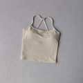 Détail du dos croisé d'un débardeur de yoga beige avec un tissu élastique de qualité - Ivoire