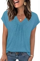 Detail eines hellblauen V-Ausschnitt T-Shirts mit Plissee-Front und melierter Stricktextur - Blau