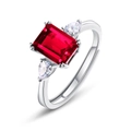 Δαχτυλίδι S925 με ορθογώνιο κόκκινο πολύτιμο λίθο και πλευρικές λευκές πέτρες - Ρυθμιζόμενο Ανοιχτό / Ρουμπίνι εργαστηρίου
