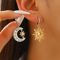 Gros plan détaillé de boucles d'oreilles asymétriques soleil doré et lune argentée - Style Lune Argentée Soleil Doré (0641) / Bicolore Or et Argent