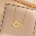 Collar de lujo dorado con colgante de letra D y cristales en joyero de color dorado - Dorado