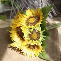 Künstlicher Sonnenblumenstrauß mit gelben Blüten auf Sackleinen für Wohndeko - 22101-Gelber Künstlicher Sonnenblumenstrauß