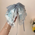 Blaue Haarspange mit Blumenmuster, Schleife und Kristallanhänger im Detail - Schleife Kristall Haarklammer / Blau Bedruckt