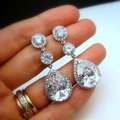 Eleganti orecchini in zirconia AAA con pietre classiche a goccia in uno stile a tripla caduta - Oro Bianco