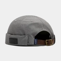 Dettaglio del cappello docker grigio a righe con cinturino in pelle e fibbia in bronzo - Regolabile / Grigio