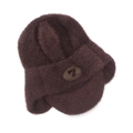 Détail d'un bonnet en tricot marron foncé avec protège-oreilles et emblème en cuir poli - Café