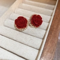 Dettaglio di orecchini a rosa in velluto rosso con perle in scatola beige - Perno per orecchini in argento sterling 925 / Floccaggio / Perla Sintetica / Lega / Rosa Rossa con Bordo di Perle (25#)