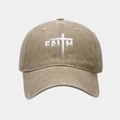 Dettaglio del cappellino da baseball in cotone kaki lavato con ricamo FAITH bianco - Cachi