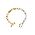 Detail van gouden Figaro-kettingarmband met dubbele rij pavé strass-steentjes en een T-sluiting - Gouden Figaro Schakelarmband Met Dubbele Rij Witte Zirconia