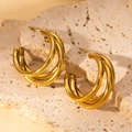 Minimalistische dreilagige goldene Creolen präsentiert auf einem strukturierten Stein - Gold Dreilagige Creolen Glänzender Stil (BJGE0701)