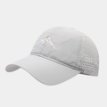 Dettaglio cappellino sportivo grigio chiaro con ricamo montagna e fori laser traspiranti - Regolabile / Grigio chiaro