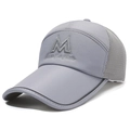 Atmungsaktive hellgraue Mesh-Baseballkappe mit M-Stickerei und verlängertem Schirm - Verstellbar / Grau