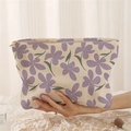 Dettaglio della trousse in velluto a coste beige con fiori viola e cerniera dorata - Beige Viola Piccola Floreale (FQ60350)