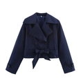 Detail van donkerblauwe double-breasted trenchcoat met taillestrik en verstelbare manchetten - S / Marineblauw