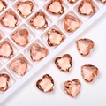 Macro di cristalli di vetro a forma di cuore champagne da 12 mm su vassoio bianco - Cuore Trasparente Boutique G4 12MM / Rosso Acqua Naturale