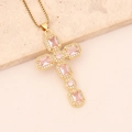 Dettaglio collana a croce in oro 18K con zirconi rosa quadrati e trasparenti rotondi - Rosa
