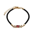 Détail du bracelet MOM ajustable en or avec zircons colorés et cordon noir tressé - CB0025 Corde Noire