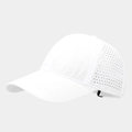 Détail des perforations laser respirantes sur une casquette de sport blanche séchage rapide - Réglable / Blanc