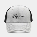 Detail der Mama-Stickerei auf zweifarbigem Mesh-Trucker-Hat mit atmungsaktivem Stoff - Verstellbar / Hellgrau + Schwarzes Mesh