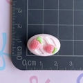 Vista dettagliata di un accessorio in resina con torta di fragole su tappetino metrico - Pane alla Fragola Ovale Rosa