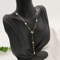 Collier en Y avec perles d'eau douce blanches et plaqué or 18 carats sur buste noir - Style Gypsophila Doré