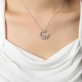 Collana d'argento elegante con ciondolo a cuore e fiore indossata da una modella - Collana Argento