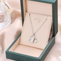 Collier cadenas en acier titane argenté avec pendentif floral dans son écrin émeraude - 9185-argent