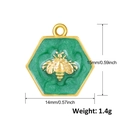 Vista dettagliata del ciondolo ape esagonale verde, dimensioni 15mm e peso 1,4g - A0076-Ape Oro Sfondo Verde