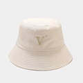 Détail du chapeau bob beige en coton avec logo V brodé en 3D et bord à coutures multiples - M (56-58cm) / Poche zippée