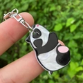 Porte-clés panda mignon en acrylique avec impression 3D et anneau en métal sur fond vert - Style 3