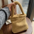 Dettaglio della mini borsa tote in pile orsetto con chiusura magnetica in metallo - Cammello Chiaro