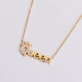 Primer plano del colgante Queen dorado con corona y brillantes diamantes de imitación - Dorado