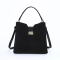 Schwarze Wildledertasche für Damen mit goldener Schnalle und Ledergriff im Detail - Schwarz