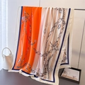 Pañuelo de seda de lujo a rayas naranjas con cadena de oro y estampado floral - Naranja (Estampado de Cadena y Arnés)