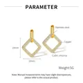 Detail goldener geometrischer Ohrringe mit Zirkonia-Besatz und Größenangaben im Fokus - Quadratisch
