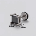 Makroaufnahme quadratischer schwarzer Zirkonia-Ohrstecker mit 0,77 cm x 0,55 cm Maßen - Quadratischer Schwarzer Zirkonia Stil (S33)