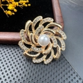 Broche fleur dorée avec perle centrale et strass scintillants sur fond noir élégant - BZ027 Fleur Tourbillonnante Rythmique